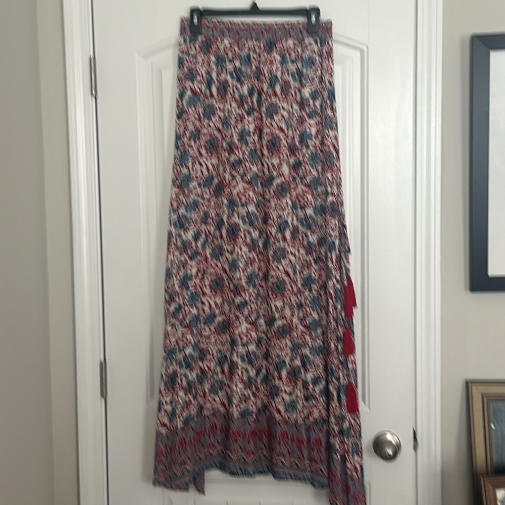 Floral maxi skirt with side slits. Elastic waistband. Women’s size medium.